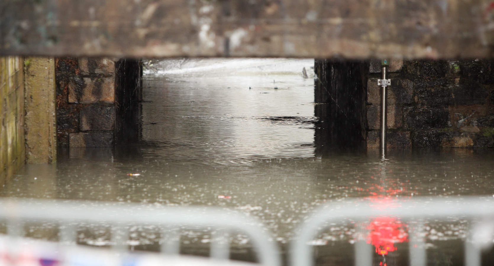 Las persistentes lluvias de las últimas horas han provocado que los ríos de Gipuzkoa estén a tope. La alerta naranja continúa activa. 