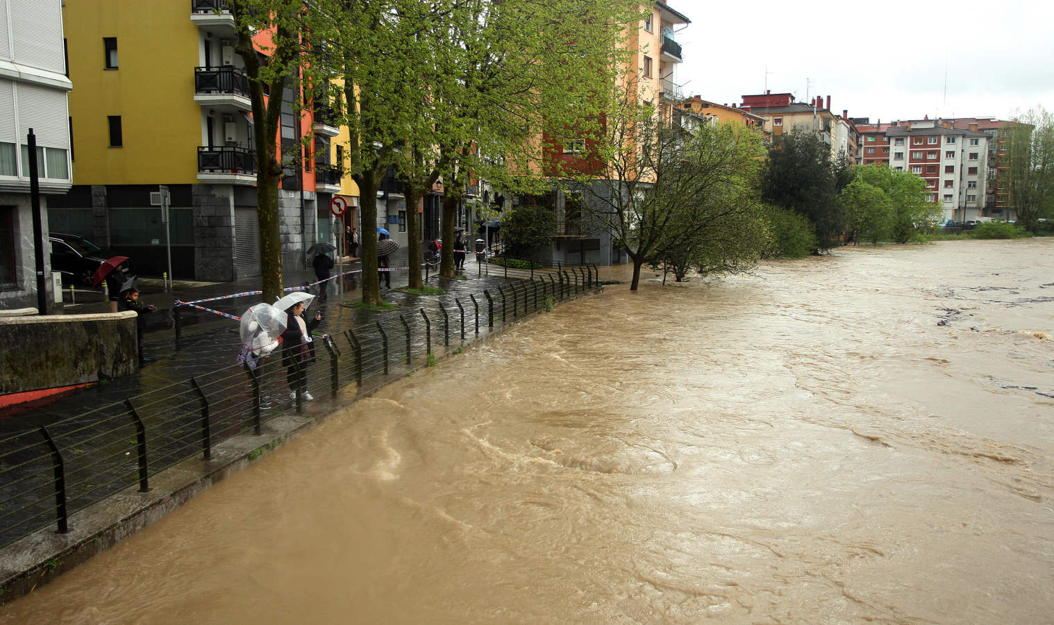 Las persistentes lluvias de las últimas horas han provocado que los ríos de Gipuzkoa estén a tope. La alerta naranja continúa activa. 