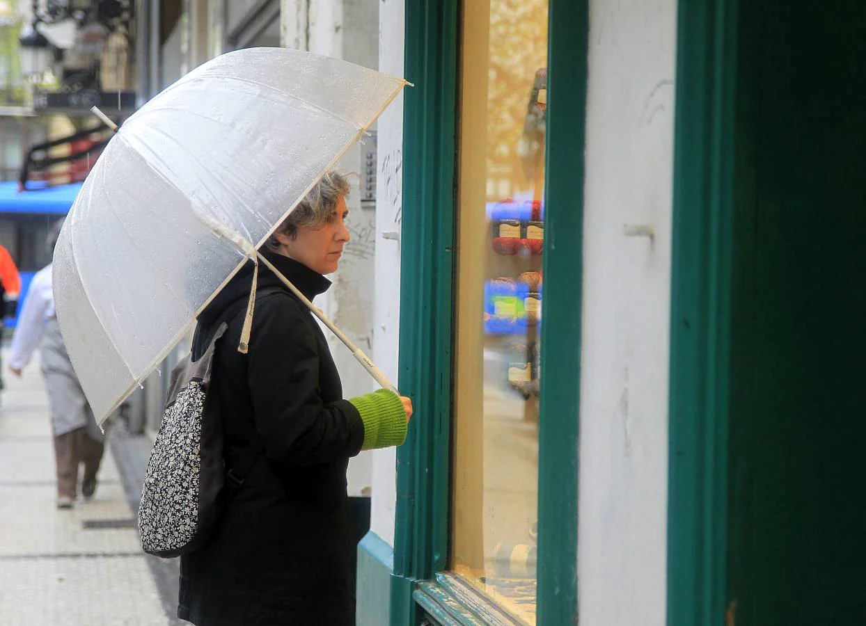 El temporal que vive Gipuzkoa no remite y los paragüas han tenido que ser usados por los guipuzcoanos durante la jornada.