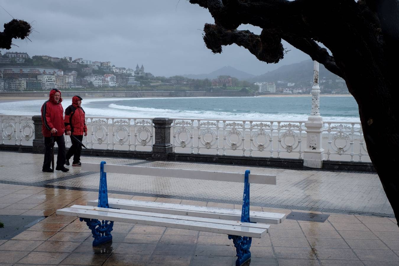 El temporal que vive Gipuzkoa no remite y los paragüas han tenido que ser usados por los guipuzcoanos durante la jornada.