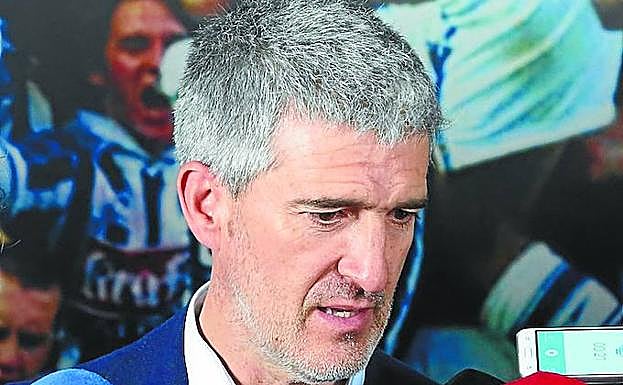 Roberto Olabe atiende a la prensa este miércoles en Anoeta.