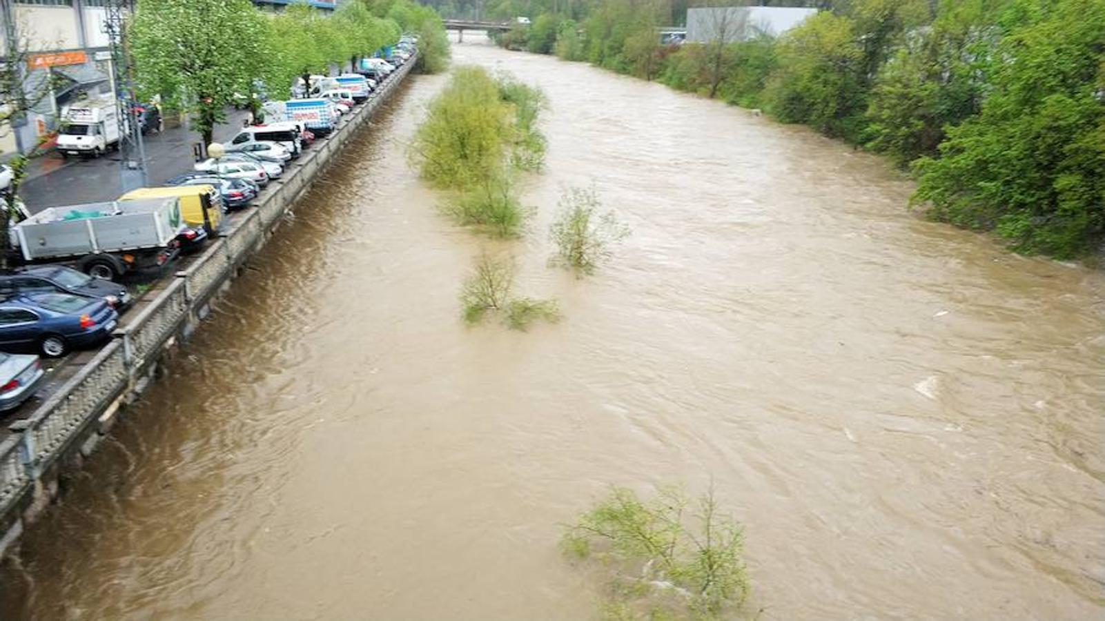 Las persistentes lluvias de las últimas horas han provocado que los ríos de Gipuzkoa estén a tope. La alerta naranja continúa activa. 