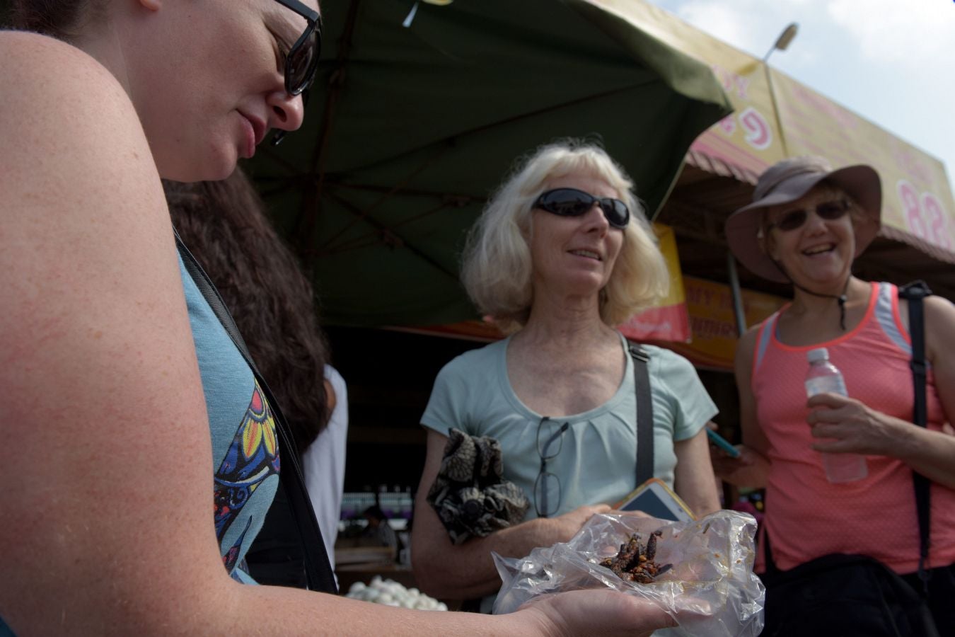 Aunque en occidente pueda parecer un plato poco apetitoso, las tarántulas son consideradas un manjar en Camboya. Tanto, que la caza furtiva de estas arañas, unida a la deforestación, amenazan con terminar con ellas.