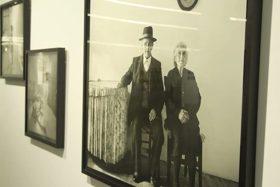 El fotógrafo madrileño Juan Manuel Castro viaja al pueblo natal de sus padres, Cespedosa de Tormes en la exposición que el espacio Artegunea de Kutxa en Tabakalera inaugura este viernes.