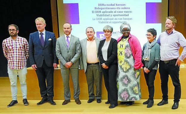 Véronique Dudouet, en el centro, junto a expertos internacionales, ayer en Donostia.