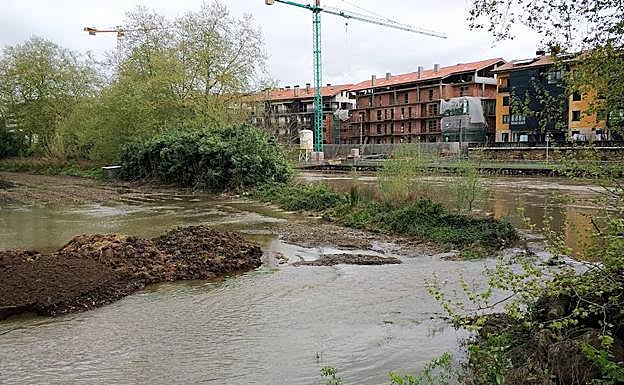 El río Urumea, desbordado a su paso por Ergobia. 