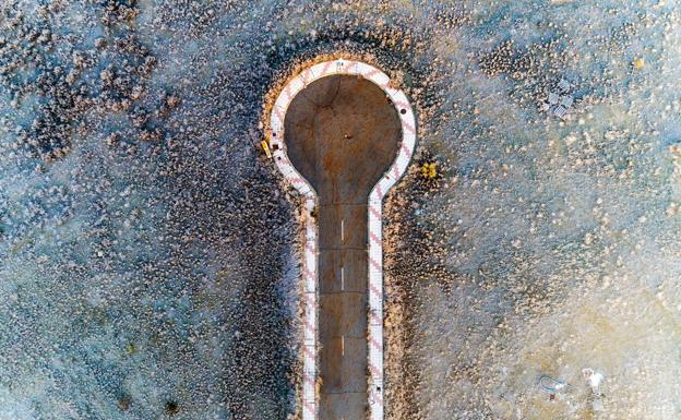 Imagen obtenida por un dron de una rotonda abandonada de Alba de Tormes.