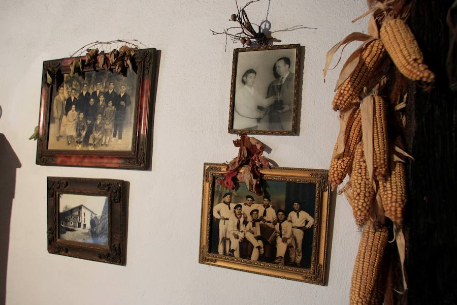 Argazkiak, liburuak, sariak, txapelak... baita jantziak eta koadernoak ere. Lazkao Txikiren gela eta gauzak berak utzi zituen bezalaxe gorde ditizte haren ilobek, horren maite zuen Abaliñe baserrian.