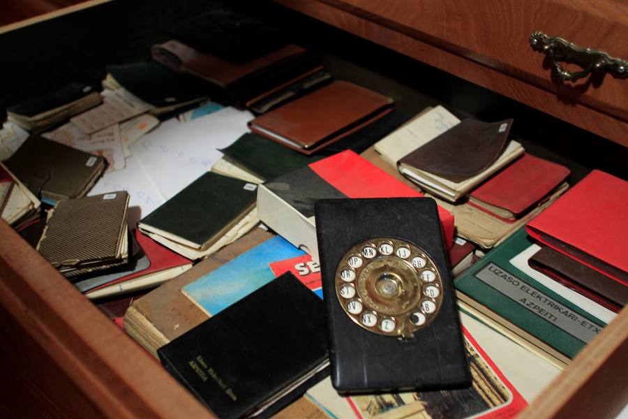 Argazkiak, liburuak, sariak, txapelak... baita jantziak eta koadernoak ere. Lazkao Txikiren gela eta gauzak berak utzi zituen bezalaxe gorde ditizte haren ilobek, horren maite zuen Abaliñe baserrian.