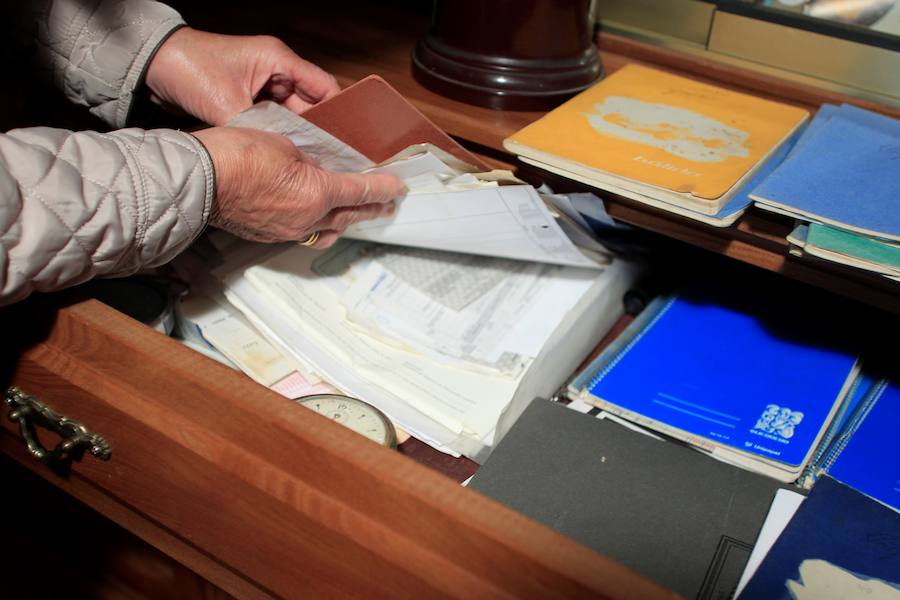 Argazkiak, liburuak, sariak, txapelak... baita jantziak eta koadernoak ere. Lazkao Txikiren gela eta gauzak berak utzi zituen bezalaxe gorde ditizte haren ilobek, horren maite zuen Abaliñe baserrian.