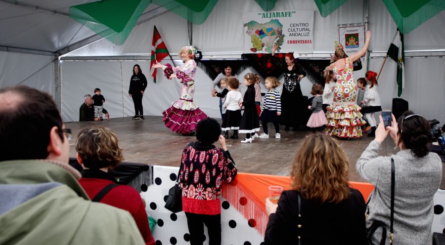 El Centro Cultural Andaluz Aljarafe ha organizado la XI. Feria de Abril que comenzó el pasado jueves 12 y que hasta el domingo traerá actividades, fiesta y gastronomía a Errenteria. 