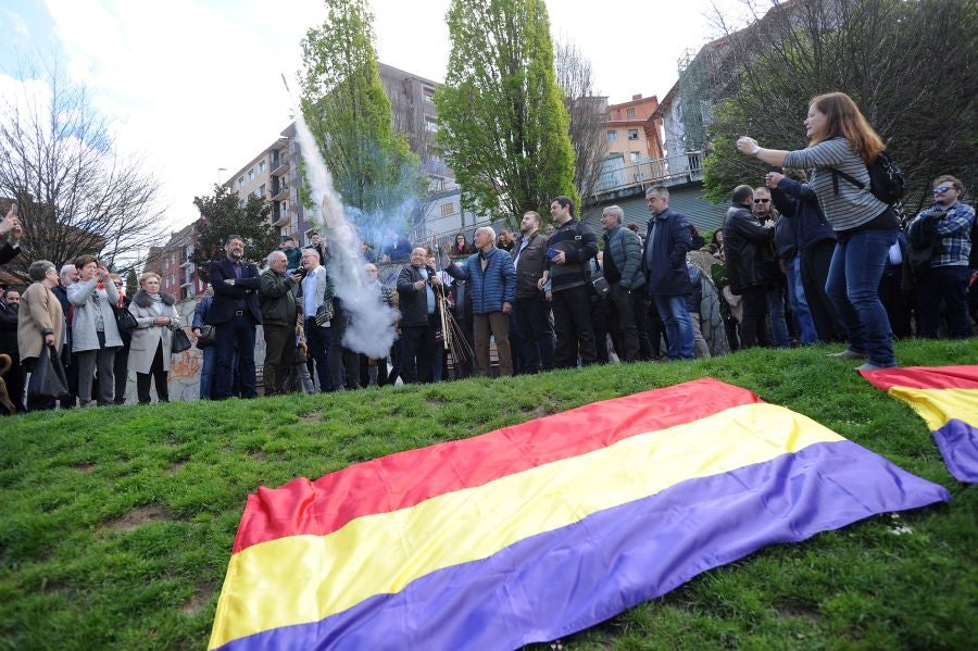 Izada de la bandera Republicana y lanzamiento de cohetes con la presencia de los alcaldes de Eibar, Jaca y Sahagún, en un acto organizado por el PSOE en recuerdo a la proclamación de la II República.