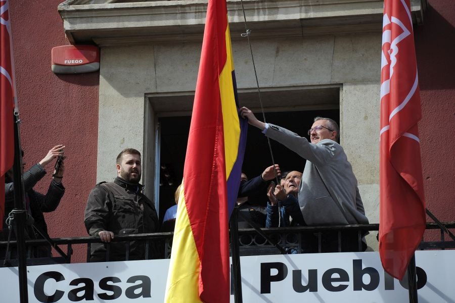 Izada de la bandera Republicana y lanzamiento de cohetes con la presencia de los alcaldes de Eibar, Jaca y Sahagún, en un acto organizado por el PSOE en recuerdo a la proclamación de la II República.