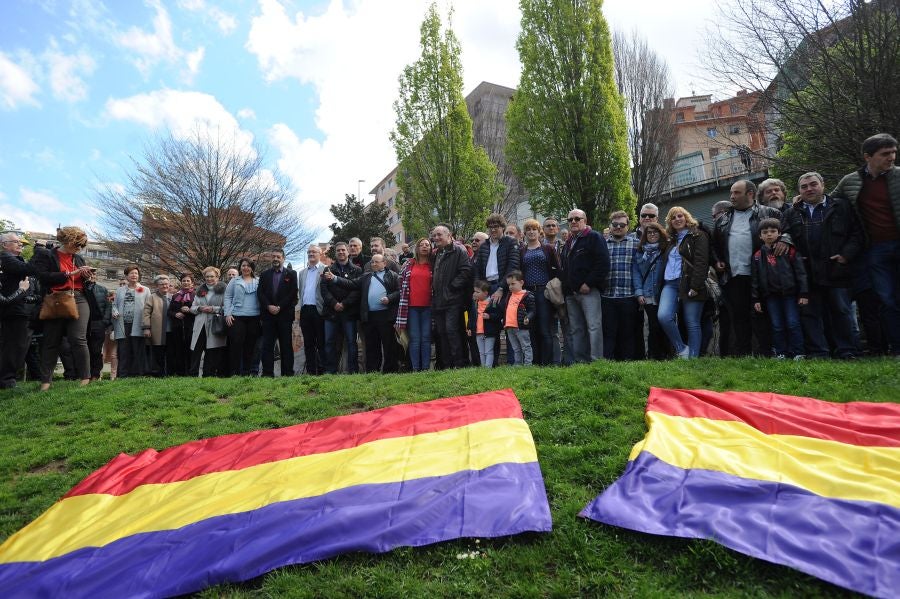 Izada de la bandera Republicana y lanzamiento de cohetes con la presencia de los alcaldes de Eibar, Jaca y Sahagún, en un acto organizado por el PSOE en recuerdo a la proclamación de la II República.