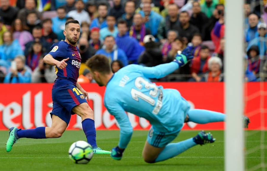 El Barça ganó 2-1 en el Camp Nou a un Valencia que vio portería gracias a un penalti en el 86'. El FC Barcelona, más líder a falta de 6 jornadas.