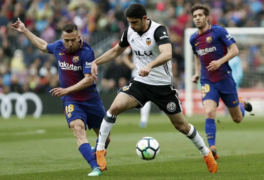 El Barça ganó 2-1 en el Camp Nou a un Valencia que vio portería gracias a un penalti en el 86'. El FC Barcelona, más líder, a falta de 6 jornadas. 