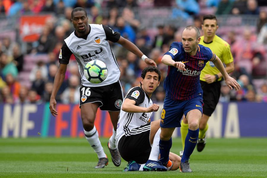 Parejo y Condogbia observando una de las ocasiones de peligro en el Camp Nou. 