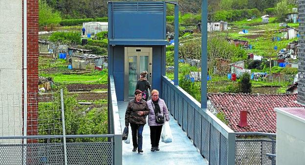 Vecinas atravesando la pasarela, de 26 metros de longitud y un diseño similar a la del ascensor de Latxartegi. 