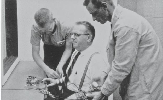 Un momento del experimento de Stanley Milgram. 