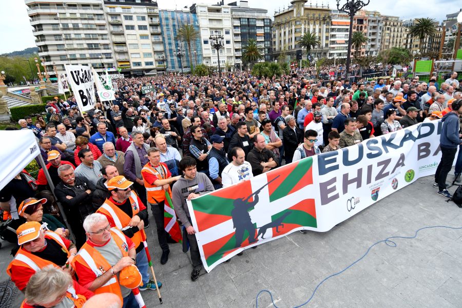Varios miles de personas, cerca de 10.000 según la organización, han recorrido las calles de San Sebastián bajo el lema 'Euskadin Ehiza bai' ('Sí a la Caza en Euskadi), para reclamar respeto a su afición. Hasta la capital guipuzcoana se han acercado aficionados de toda Gipuzkoa, además de Álava y del norte de Navarra.