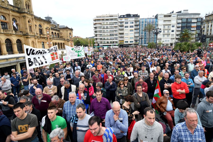 Varios miles de personas, cerca de 10.000 según la organización, han recorrido las calles de San Sebastián bajo el lema 'Euskadin Ehiza bai' ('Sí a la Caza en Euskadi), para reclamar respeto a su afición. Hasta la capital guipuzcoana se han acercado aficionados de toda Gipuzkoa, además de Álava y del norte de Navarra.