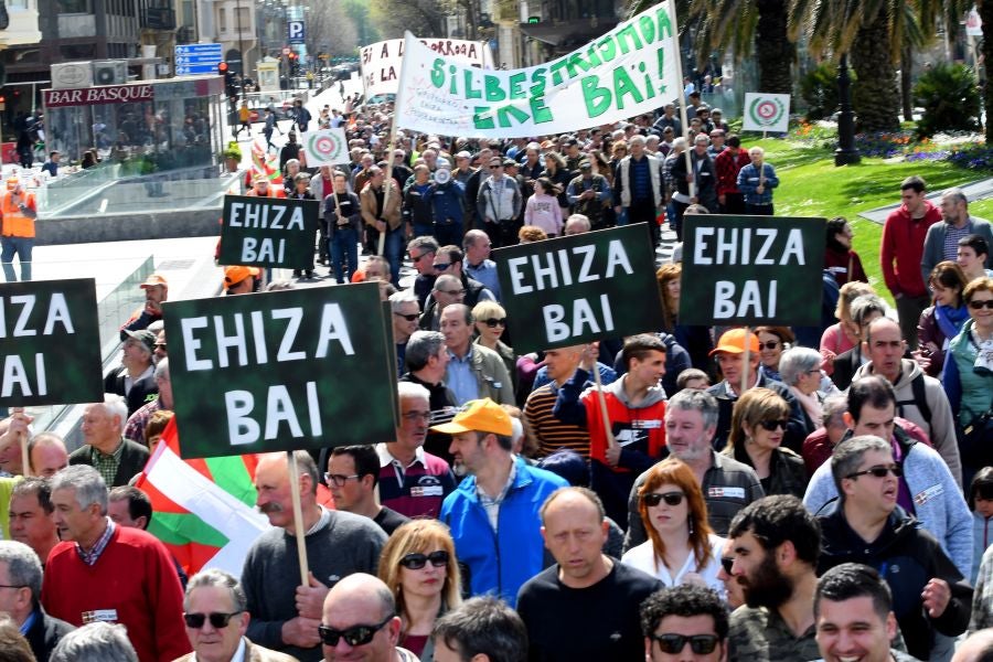 Varios miles de personas, cerca de 10.000 según la organización, han recorrido las calles de San Sebastián bajo el lema 'Euskadin Ehiza bai' ('Sí a la Caza en Euskadi), para reclamar respeto a su afición. Hasta la capital guipuzcoana se han acercado aficionados de toda Gipuzkoa, además de Álava y del norte de Navarra.