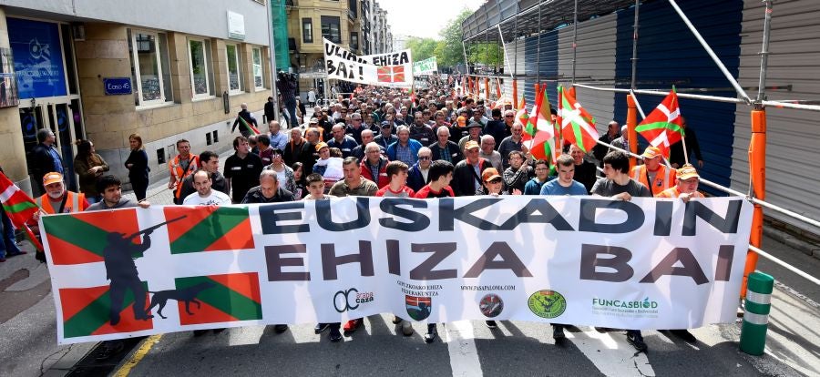 Varios miles de personas, cerca de 10.000 según la organización, han recorrido las calles de San Sebastián bajo el lema 'Euskadin Ehiza bai' ('Sí a la Caza en Euskadi), para reclamar respeto a su afición. Hasta la capital guipuzcoana se han acercado aficionados de toda Gipuzkoa, además de Álava y del norte de Navarra.