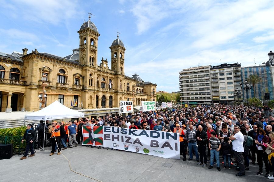 Varios miles de personas, cerca de 10.000 según la organización, han recorrido las calles de San Sebastián bajo el lema 'Euskadin Ehiza bai' ('Sí a la Caza en Euskadi), para reclamar respeto a su afición. Hasta la capital guipuzcoana se han acercado aficionados de toda Gipuzkoa, además de Álava y del norte de Navarra.