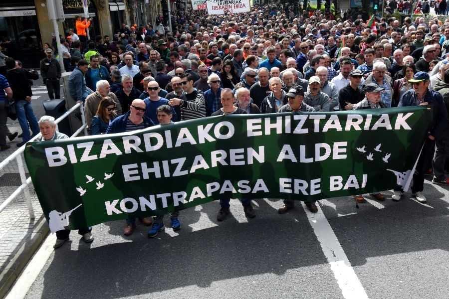 Varios miles de personas, cerca de 10.000 según la organización, han recorrido las calles de San Sebastián bajo el lema 'Euskadin Ehiza bai' ('Sí a la Caza en Euskadi), para reclamar respeto a su afición. Hasta la capital guipuzcoana se han acercado aficionados de toda Gipuzkoa, además de Álava y del norte de Navarra.