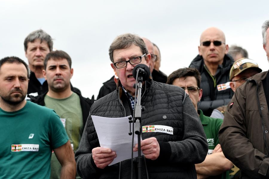 Varios miles de personas, cerca de 10.000 según la organización, han recorrido las calles de San Sebastián bajo el lema 'Euskadin Ehiza bai' ('Sí a la Caza en Euskadi), para reclamar respeto a su afición. Hasta la capital guipuzcoana se han acercado aficionados de toda Gipuzkoa, además de Álava y del norte de Navarra.