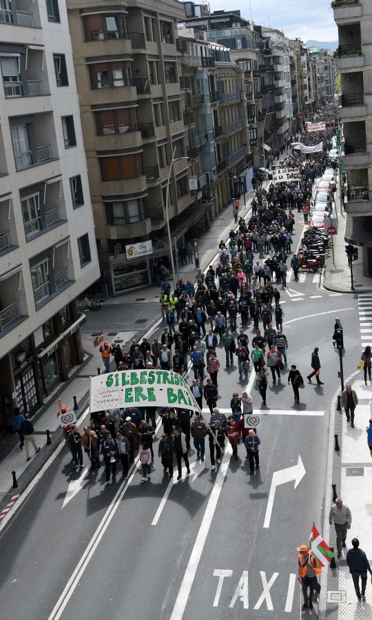Varios miles de personas, cerca de 10.000 según la organización, han recorrido las calles de San Sebastián bajo el lema 'Euskadin Ehiza bai' ('Sí a la Caza en Euskadi), para reclamar respeto a su afición. Hasta la capital guipuzcoana se han acercado aficionados de toda Gipuzkoa, además de Álava y del norte de Navarra.