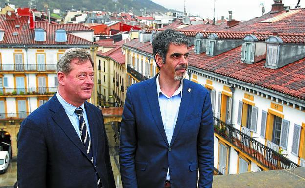 El consejero Bingen Zupiria con el alcalde, Eneko Goia, en la presentación del acuerdo. 