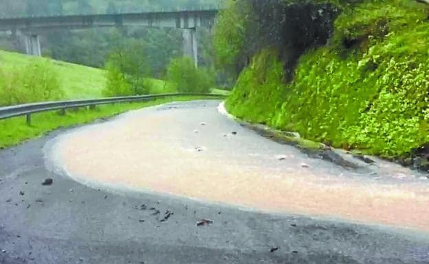 El agua volvió a ocasionar problemas el miércoles. 