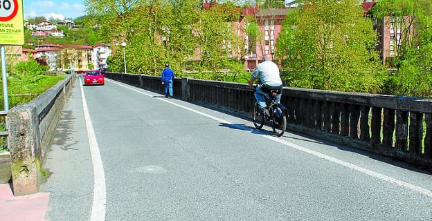 El puente de Legarreta acoge la ampliación peatonal. 