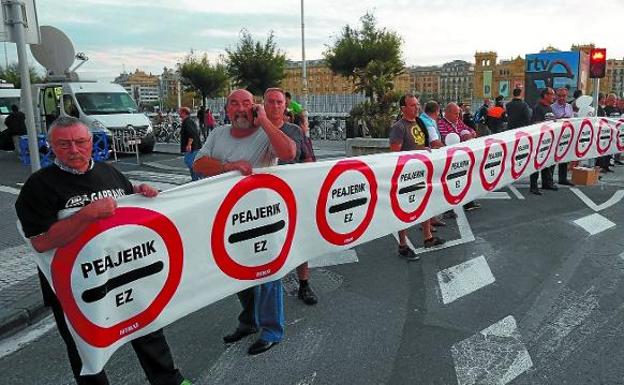 Transportistas del sindicato Hiru, durante una protesta en contra del peaje en Donostia. 