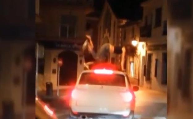 Dos jovenes son pilladas bailando sobre el techo de un coche en marcha