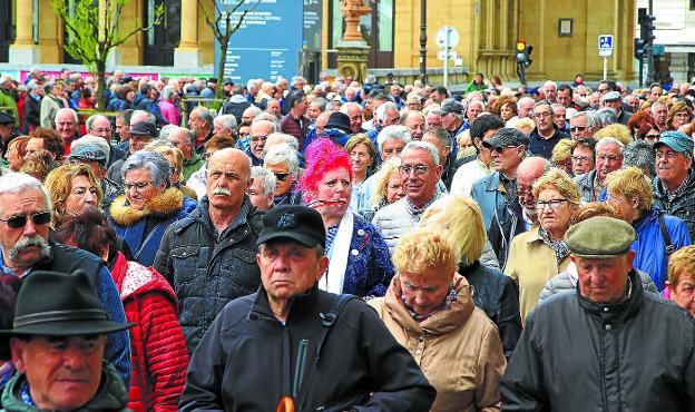 Los pensionistas donostiarras marcharon ayer en manifestación hasta el Boulverd tras concentrarse en Alderdi Eder. 