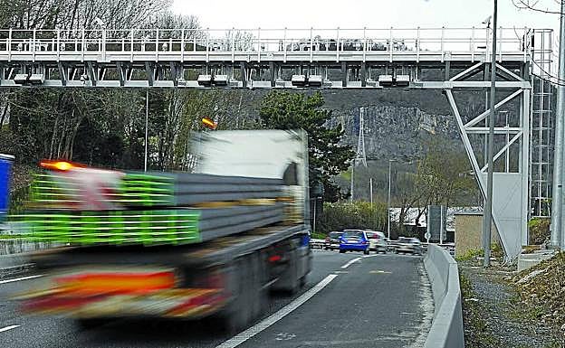 Un camión atraviesa el arco de Andoain del Sistema AT que cobra a los vehículos pesados por circular por el eje de la N-1. 