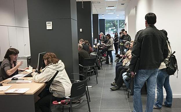 Contribuyentes guipuzcoanos, realizando la Declaración de la Renta