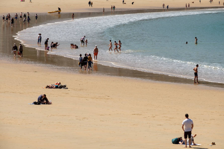 Fotos: Primer día de sol y playa en Donostia