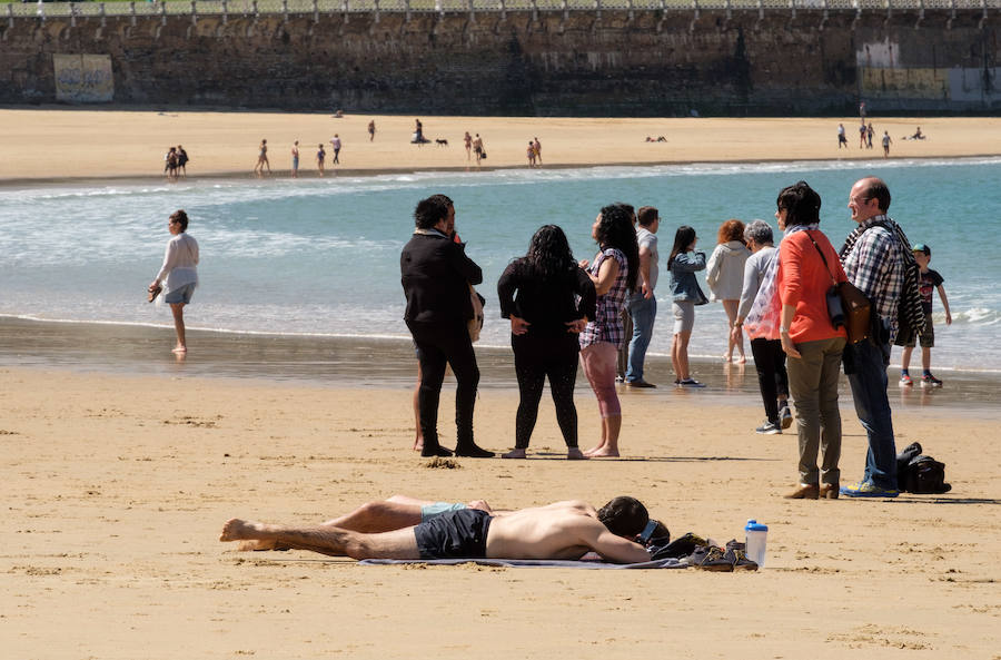 Fotos: Primer día de sol y playa en Donostia