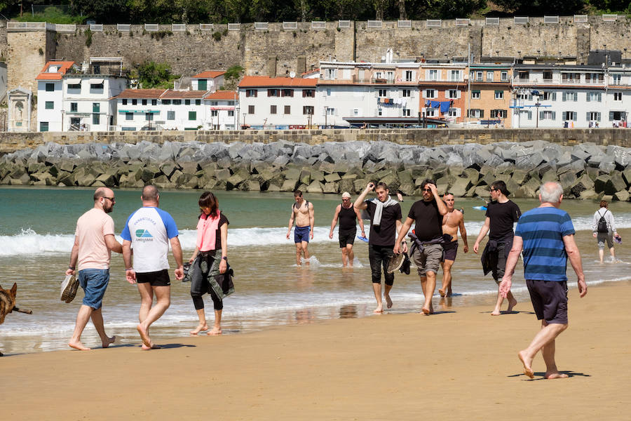Fotos: Primer día de sol y playa en Donostia