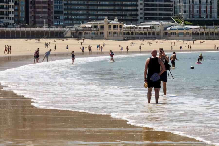 Fotos: Primer día de sol y playa en Donostia