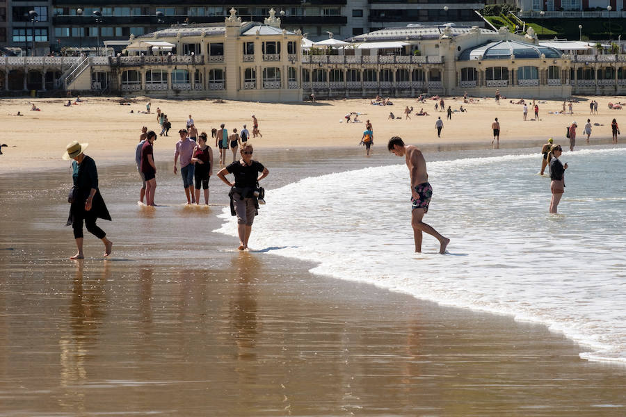 Fotos: Primer día de sol y playa en Donostia