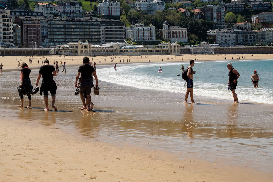 Fotos: Primer día de sol y playa en Donostia