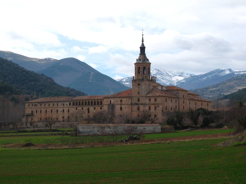 En un recóndito rincón de La Rioja, al pie de las altas cumbres de la sierra de la Demanda, San Millán de la Cogolla fue testigo hace mil años del nacimiento de una lengua