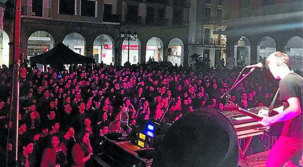 El concierto de este sábado llenó la plaza municipal. 