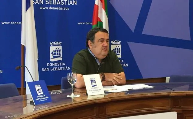 El edil de impulso económico y teniente de alcalde de San Sebastián, Ernesto Gasco, en una rueda de prensa.