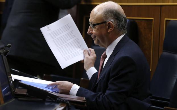 Montoro revisa sus notas en su escaño del Congreso, en el debate de las enmiendas parciales a los Presupuestos de 2017.