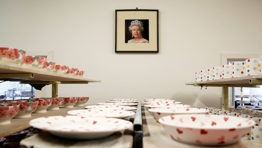 Las empresas de sourvenirs están a pleno rendimiento para tener listos una infinidad de objetos de recuerdo de la boda entre el príncipe Harry, nieto de la reina Isabel II, y su prometida, la estadounidense Meghan Markle, que se casarán el próximo 19 de mayo.